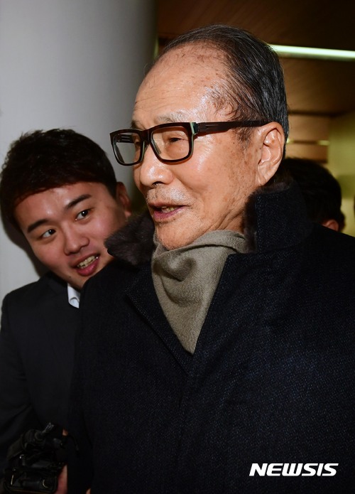 【서울=뉴시스】홍효식 기자 = '포스코 비리'와 관련해 기소된 이명박 전 대통령의 친형 이상득 전 새누리당 의원이 13일 오후 서울 서초구 서울중앙지법에서 열린 1심 선고공판을 마친 뒤 나서고 있다. 서울중앙지법 형사합의 21부(부장판사 김도형)는 이 전 의원의 일부 혐의를 무죄로 판단해 징역 1년 3개월을 선고했다. 2017.01.13. yesphoto@newsis.com