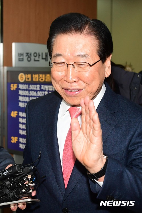 【서울=뉴시스】홍효식 기자 = '포스코 비리'와 관련해 기소된 정준양 전 포스코 회장이 13일 오후 서울 서초구 서울중앙지법에서 열린 1심 선고공판을 마친 뒤 취재진의 질문에 답하고 있다. 서울중앙지법 형사합의21부(부장판사 김도형)는 13일 특정경제범죄 가중처벌법상 배임 등 혐의로 기소된 정 전 회장에게 무죄를 선고했다. 2017.01.13. yesphoto@newsis.com