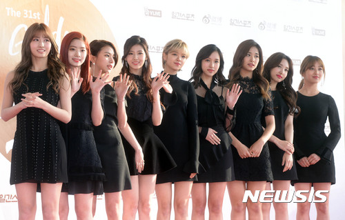 【고양=뉴시스】장세영 기자= 걸그룹 트와이스가 13일 오후 경기 고양시 킨텍스 제8전시장에서 열린 제31회 골든디스크어워즈에 참석해 포토타임을 갖고 있다.&nbsp; '제31회 골든디스크 어워즈'는 한 해 동안 대중에게 큰 사랑을 받은 대한민국 대중가요를 선정해 결산하는 무대로 13일, 14일 양일간 경기도 고양시 킨텍스에서 진행되며 JTBC, JTBC2를 통해 생중계된다. 2017.01.13.&nbsp; photothink@newsis.com