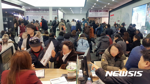 【서울=뉴시스】13일 경기도 용인시 수지지구 '성복역 롯데캐슬 골드타운 오피스텔' 모델하우스에 많은 시민이 몰려 관심을 보이고 있다. 이 오피스텔은 용인시 수지구 성복동 23 일대에 들어서며 지상 7층~22층 전용면적 30~84㎡ 총 375실이다. 타입별로 △30㎡ 240실 △69㎡ 60실 △84㎡ 75실 등이다. 신분당선 성복역이 지하 1층에서 바로 연결돼 밖으로 나가지 않고도 지하철을 이용할 수 있다. 특히 오피스텔 지하 1층을 통해 단지 내 들어서는 롯데쇼핑몰, 롯데시네마, 롯데마트, 근린생활시설 등 다양한 생활편의시설을 바로 이용할 수 있다. 모델하우스는 경기도 용인시 수지구 동천동 901번지 일대에 있으며, 입주는 2019년 6월 예정이다. 2017.01.14.&nbsp; photo@newsis.com