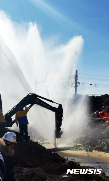 【청주=뉴시스】천영준 기자 = 14일 오전 충북 청주시 오송읍 오송 제2산단 공사현장 내 상수도관이 파열해 물줄기를 내뿜고 있다. 수자원공사 충청지역본부는 긴급복구작업에 나서는 한편 정확한 파열 원인을 조사하고 있다.2017.01.04.(사진=시민 제공)&nbsp;&nbsp;&nbsp;&nbsp;&nbsp;&nbsp; bclee@newsis.com 