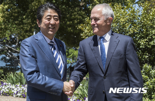 【시드니=AP/뉴시스】 아베 신조(安倍晋三) 일본 총리와 맬컴 턴불 호주 총리가 14일(현지시간) 호주 시드니에서 정상 회담을 하고 있다. 2016.1.14.