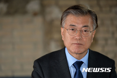 【서울=뉴시스】박진희 기자 = 문재인 더불어민주당 전 대표가 13일 오후 서울 마포구 상수동 한 카페에서 뉴시스와 인터뷰를 하고 있다. 2017.01.15.&nbsp; pak7130@newsis.com