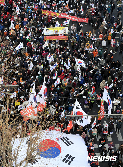 【서울=뉴시스】임태훈 기자 = 탄핵기각을 위한 국민총궐기 운동본부 회원들이 14일 오후 서울 종로구 혜화역 앞에서 박근혜 대통령 탄핵 무효를 촉구하는 9차 태극기 집회를 마치고 시청 앞으로 행진하고 있다. 2017.01.14.   taehoonlim@newsis.com