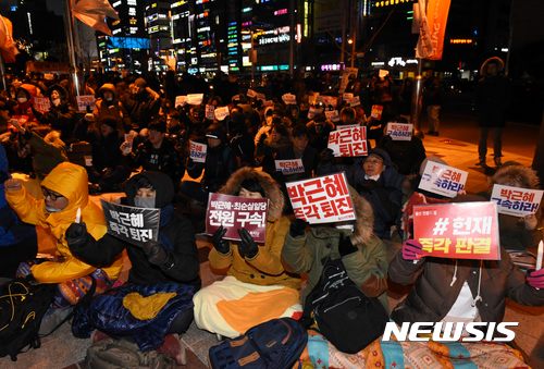 【울산=뉴시스】배병수 기자 = 14일 오후 울산롯데백화점 광장에서 영하의 날씨속에서 '박근혜 퇴진 울산시국촛불대회'가 열리고 있다. 2017.01.14.  bbs@newsis.com 