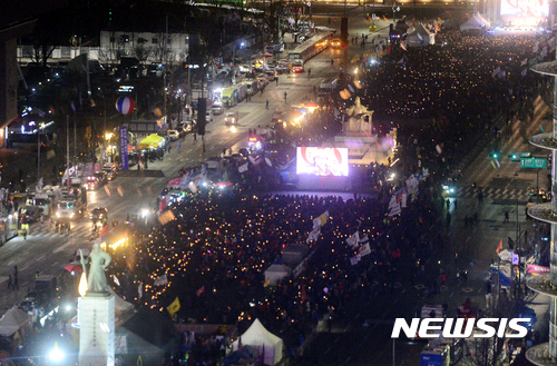 【서울=뉴시스】조성봉 기자 = 14일 오후 서울 종로구 광화문 광장에서 열린 ‘ 박근혜 대통령 퇴진과 공작정치주범 및 재벌총수 구속을 촉구 12차 촛불집회에서 시민들이 촛불을 밝히고 있다. 2017.01.14. suncho21@newsis.com