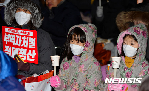 【광주=뉴시스】배동민 기자 = '국정농단 헌정파괴 박근혜 퇴진 광주운동본부'는 14일 오후 광주 동구 금남로에서 '12차 박근혜 퇴진 광주시국 촛불대회'를 열었다. 엄마와 함께 집회에 참석한 두 딸이 촛불을 들어올리고 있다. 2017.01.14.  guggy@newsis.com