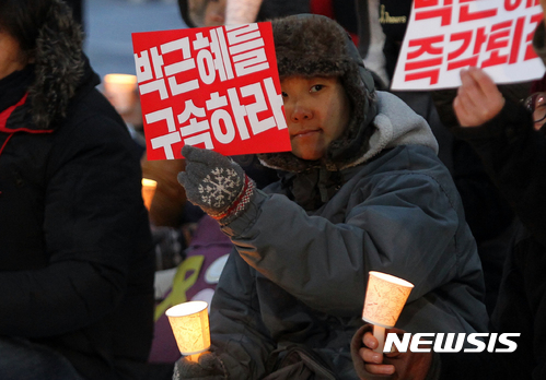 【제주=뉴시스】우장호 기자 = 14일 오후 제주시청 종합민원실 앞 도로에서 박근혜 정권 퇴진 제주행동 주최로 제주지역 13차 촛불집회가 열렸다. 2017.01.14.  woo1223@newsis.com