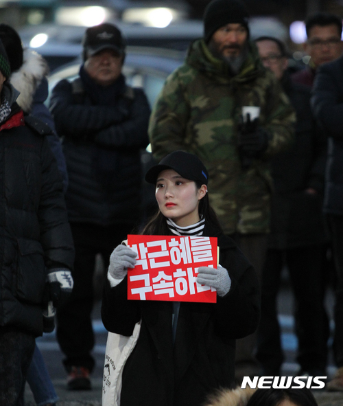 【제주=뉴시스】우장호 기자 = 14일 오후 제주시청 종합민원실 앞 도로에서 박근혜 정권 퇴진 제주행동 주최로 제주지역 13차 촛불집회가 열렸다. 2017.01.14.  woo1223@newsis.com