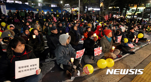 【제주=뉴시스】우장호 기자 = 14일 오후 제주시청 종합민원실 앞 도로에서 박근혜 정권 퇴진 제주행동 주최로 제주지역 13차 촛불집회가 열렸다. 2017.01.14.  woo1223@newsis.com