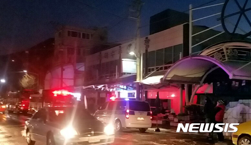 【여수=뉴시스】류형근 기자 = 15일 오전 2시29분께 전남 여수시 교동 여수수산시장에서 불이 나 신고를 받고 출동한 119 등이 진화작업을 벌이고 있다. 2017.01.15. (사진=독자제공) photo@newsis.com