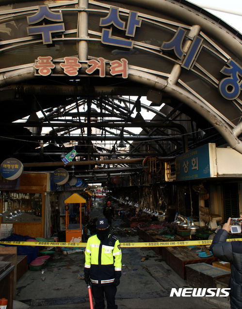 【여수=뉴시스】김석훈 기자 = 15일 오전 2시29분께 전남 여수시 교동 여수수산시장에서 불이 나 상가 116개가 전소되고 소방서 추산 5억2000만원의 피해를 낸 뒤 진화됐다. 2017.01.15. kim@newsis.com