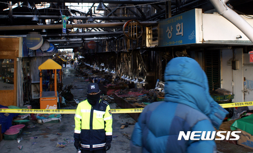 【여수=뉴시스】김석훈 기자 = 15일 오전 2시29분께 전남 여수시 교동 여수수산시장에서 불이 나 상가 116개가 전소되고 소방서 추산 5억2000만원의 피해를 낸 뒤 진화됐다. 2017.01.15. kim@newsis.com