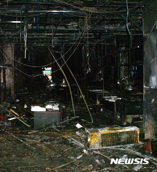 【여수=뉴시스】김석훈 기자 = 15일 오전 2시29분께 전남 여수시 교동 여수수산시장에서 불이 나 상가 116개가 전소되고 소방서 추산 5억2000만원의 피해를 낸 뒤 진화됐다. 2017.01.15. kim@newsis.com