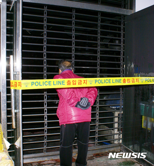 【여수=뉴시스】김석훈 기자 = 15일 오전 2시29분께 전남 여수시 교동 여수수산시장에서 불이 나 상가 116개가 전소되고 소방서 추산 5억2000만원의 피해를 낸 뒤 진화됐다. 2017.01.15. kim@newsis.com