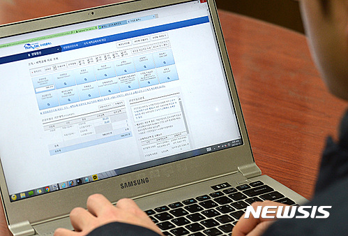 【서울=뉴시스】이영환 기자 = 국세청 홈페이지 홈택스에서 소득·세액공제 자료를 조회할 수 있는 연말정산 간소화 서비스가 개통된 15일 오전 서울 중구 사무실에서 한 시민이 자료를 조회하고 있다. 2017.01.15. 20hwan@newsis.com