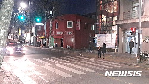 【서울=뉴시스】손대선 기자 = 퇴폐영업이 이뤄지던 강동구 성내동 성안로 짝집들. sds1105@newsis.com