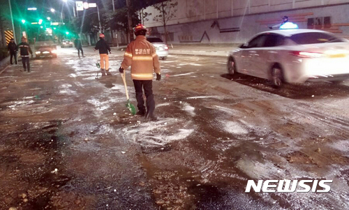 【부산=뉴시스】하경민 기자 = 15일 부산지역에 올 겨울 들어 가장 추운 날씨인 영하 7.7도를 기록한 가운데 밤새 영도구 태종로에서 도로가 결빙됐다는 신고가 접수되지 소방대원 등이 염화칼슘을 뿌리고 있다. 2017.01.15. (사진=부산소방본부 제공)&nbsp; yulnetphoto@newsis.com