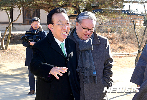 김관용(왼쪽) 경북도지사가 14일 인명진 새누리당 비대위원장과 안동 하회마을을 둘러보면서 크게 웃고 있다. 2017.01.15 (사진= 경북도 제공) photo@newsis.com 