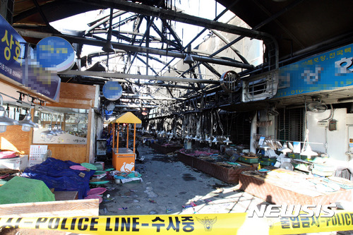 【여수=뉴시스】신대희 기자 = 15일 오전 2시29분께 전남 여수시 교동 여수수산시장에서 전기적 요인으로 추정되는 불이 나 119에 의해 2시간여만에 진화됐다. 이 불로 1층 점포 119개 중 116개가 모두 타 소방서 추산 5억2000만원 상당의 재산피해가 났다. 사진은 불에 탄 시장 점포의 모습. 2017.01.15.&nbsp;&nbsp;&nbsp; sdhdream@newsis.com