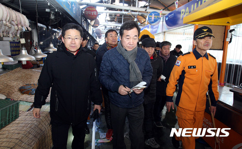 【여수=뉴시스】신대희 기자 = 이낙연 전남도지사(가운데)가 15일 오후 전남 여수시 교동 여객선터미널 맞은편 여수수산시장 화재 피해 현장을 둘러보고 있다. 이날 오전 2시21분께 여수 수산시장에서 난 불로 1층 점포 119개 중 116개가 전소돼 5억2000여만원의 재산피해가 났다. 2017.01.15. sdhdream@newsis.com