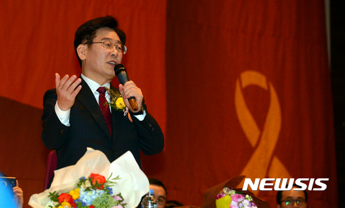 【광주=뉴시스】류형근 기자 = 이재명 성남시장이 15일 오후 광주 서구 김대중컨벤션센터에서 열린 지지모임 '손가락혁명군 출정식'에 참석해 토크콘서트를 하고 있다. 2017.01.15.&nbsp; hgryu77@newsis.com