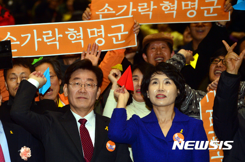 【광주=뉴시스】류형근 기자 = 이재명 성남시장이 15일 오후 광주 서구 김대중컨벤션센터에서 열린 지지모임 '손가락혁명군 출정식'에 참석해 종이비행기를 날리고 있다. 2017.01.15.&nbsp; hgryu77@newsis.com