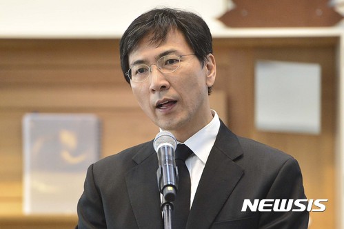 【서울=뉴시스】고범준 기자 = 안희정 충남도지사가 15일 오후 서울 구로구 성공회대학교 성미가엘성당에서 열린 故 신영복 선생 1주기 추모식에서 추모사를 하고 있다. 대표적인 진보학자인 신 선생은 통일혁명당 사건으로 무기징역을 선고받아 20년간 수감 생활을 하면서 서신 등을 묶어 '감옥으로부터의 사색'을 발간했으며 소주 '처음처럼'의 글씨체로 대중에게 친숙하다. 2017.01.15.&nbsp; photo@newsis.com