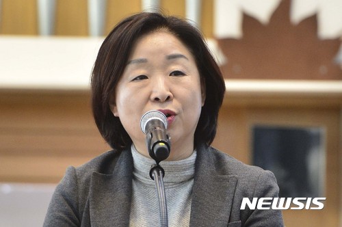 【서울=뉴시스】고범준 기자 = 심상정 정의당 대표가 15일 오후 서울 구로구 성공회대학교 성미가엘성당에서 열린 故 신영복 선생 1주기 추모식에서 추모사를 하고 있다. 대표적인 진보학자인 신 선생은 통일혁명당 사건으로 무기징역을 선고받아 20년간 수감 생활을 하면서 서신 등을 묶어 '감옥으로부터의 사색'을 발간했으며 소주 '처음처럼'의 글씨체로 대중에게 친숙하다. 2017.01.15.  photo@newsis.com