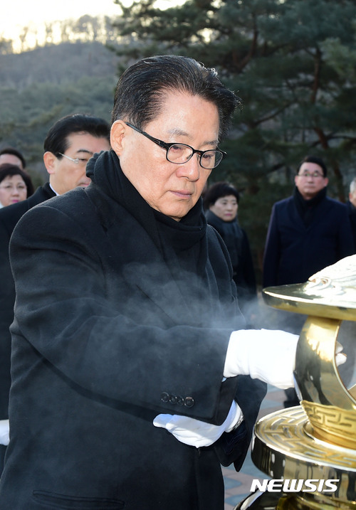 【서울=뉴시스】배훈식 기자 = 박지원 국민의당 신임 당대표가 16일 오전 서울 동작구 국립현충원 故 김대중 전 대통령 묘역을 참배하고 있다. 2017.01.16.  photo@newsis.com 