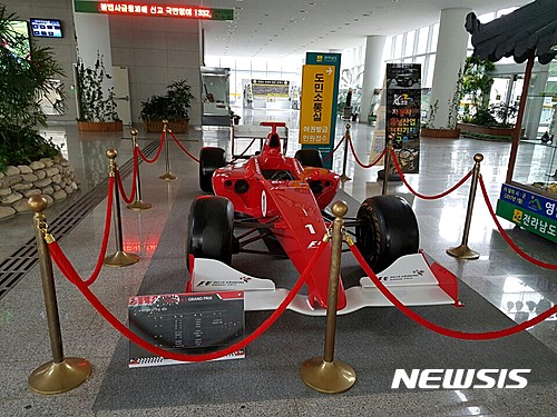 【무안=뉴시스】배상현 기자 = 16일 전남도청 1층 로비에 전시된 F1머신. 지난해 전남 F1대회가 우여곡절끝에 퇴장하면서 수천억원의 빚더미를 안게됐다. 2017.01.16 praxis@newsis.com 