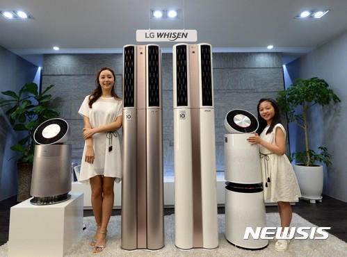 【서울=뉴시스】고범준 기자 = 16일 오전 서울 영등포구 LG트윈타워에서 열린 인공지능 LG 휘센 듀얼 에어컨 신제품 발표회에 앞서 모델들이 제품 앞에서 포즈를 취하고 있다.&nbsp; LG전자는 스스로 학습할 수 있는 인공지능을 처음으로 탑재한 휘센 듀얼 에어컨을 출시, 독자 개발한 딥 러닝 기술인 딥 씽큐 기반의 스마트케어 기능을 탑재한 휘센 듀얼 에어컨을 비롯해 총 29종의 에어컨 신제품을 공개했다. 2017.01.16.&nbsp; bjko@newsis.com