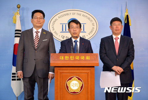 【서울=뉴시스】박진희기자 = 국민의당 김경진(오른쪽부터) 의원, 정의당 김종대 의원, 더불어민주당 송영길 의원은 16일 오전 서울 여의도 국회 정론관에서 '사드배치 반대 성명서 발표' 기자회견을 하고 있다. 2017.01.16.&nbsp; pak7130@newsis.com