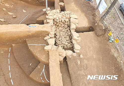 【용인=뉴시스】이정하 기자 = 경기 용인시는 기흥구 보정동 산 121번지 일대 '보정동 고분군'에서 6세기말~7세기초 신라시대의 것으로 추정되는 신라고분 2기와 유물 15점을 발굴했다고 16일 밝혔다.  '보정동 고분군'은 임진산성에서 삼막곡까지 이어지는 능선에 100여기의 삼국시대 고분이 모여 있는 대규모 고분군으로 이 지역에 대한 학술발굴조사는 이번이 처음이다. 2016.01.16 (사진=용인시 제공)  photo@newsis.com  