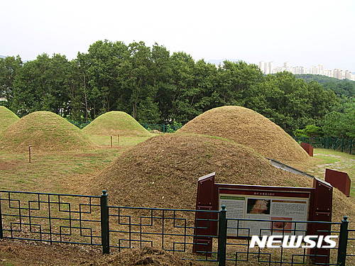 【용인=뉴시스】이정하 기자 = 경기 용인시는 기흥구 보정동 산 121번지 일대 100여기의 고분이 모여 있는 '보정동 고분군'에서 6세기말~7세기초 신라시대의 것으로 추정되는 신라고분 2기와 유물 15점을 발굴했다고 16일 밝혔다. 이 지역에 대한 학술발굴조사는 이번이 처음이다. 2016.01.16 (사진=용인시 제공)  photo@newsis.com  