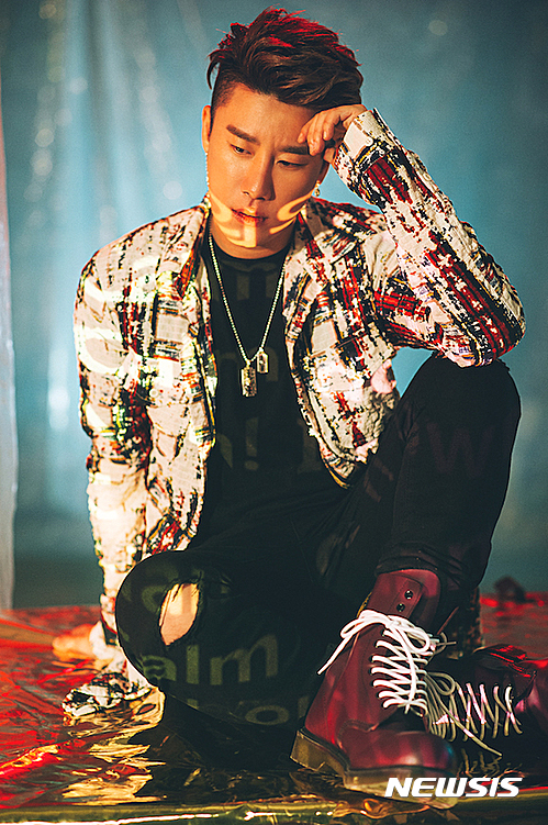 래퍼 산이 "꼴페미야 페미나치 패망 꼴페미 탈출은 지능순"