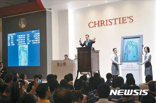 【서울=뉴시스】2015년 5월 열린 크리스티 홍콩 이브닝 세일에서 김환기 푸른산'(99.8×64.6㎝)이 40여 차례 경합 끝에 1384만 홍콩달러(약 19억7995만원)에 낙찰됐다. 당시 김환기 작가 국내외 최고 기록이 경신되는 순간이었다. 