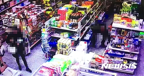 지난 2016년 12월16일 오전 9시께 전북 김제시 한 마트에서 조미료를 훔치는 용의자의 모습이 담긴 폐쇄회로(CC)TV 갈무리. 2017.01.16.