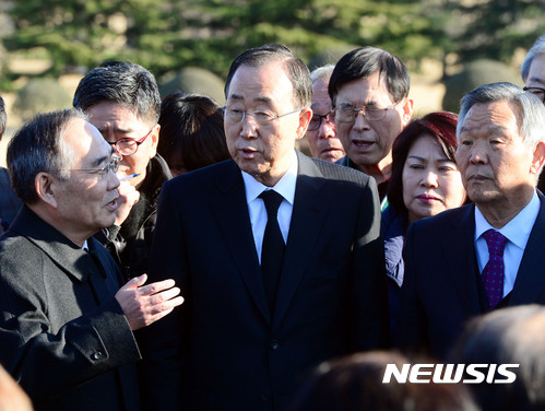 【부산=뉴시스】 하경민 기자= 반기문 전 유엔 사무총장이 16일 오후 부산 남구 유엔기념공원을 참배하고 있다. 2017.01.16.  yulnetphoto@newsis.com