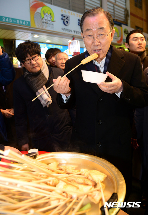 【부산=뉴시스】 하경민 기자 = 반기문 전 유엔 사무총장이 16일 오후 부산 중구 부평깡통시장 내 부산어묵점을 방문, 어묵을 맛보고 있다. 2017.01.16.  yulnetphoto@newsis.com