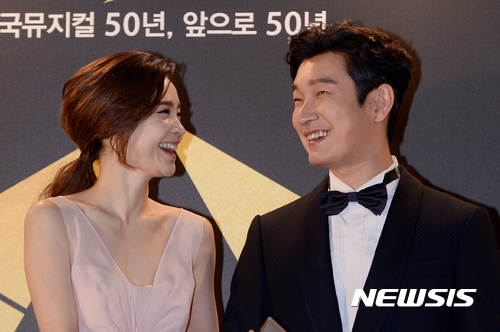 【서울=뉴시스】임태훈 기자 = 16일 오후 서울 용산구 한남동 블루스퀘어 삼성전자홀에서 열린 제 1회 한국뮤지컬어워즈 레드카펫 행사에서 뮤지컬배우 전미도, 조승우가 포즈를 취하고 있다. 2017.01.16. taehoonlim@newsis.com