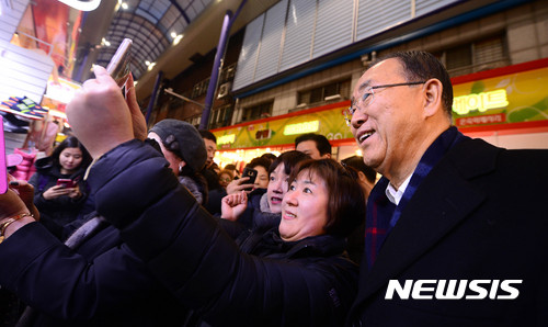 【부산=뉴시스】추상철 기자 = 반기문 전 유엔 사무총장이 16일 오후 부산 중구 부평 깡통시장을 방문해 상인과 기념촬영을 하고 있다. 2017.01.16.  scchoo@newsis.com