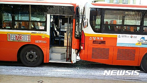 【창원=뉴시스】강경국 기자 = 16일 오전 8시52분께 경남 창원시 성산구 휴먼시아아파트 인근 버스정류장에서 시내버스가 정차 중이던 시내버스를 들이 받아 승객 13명이 경미한 부상을 입어 인근 병원으로 이송됐다. 2017.01.17. (사진=창원소방본부 제공)&nbsp; kgkang@newsis.com