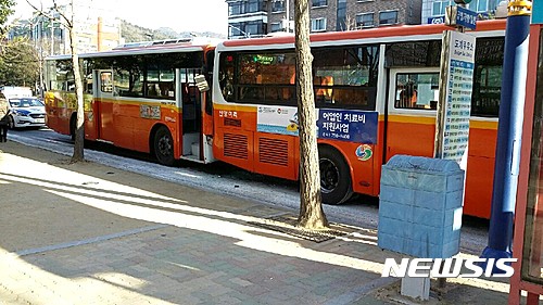 【창원=뉴시스】강경국 기자 = 16일 오전 8시52분께 경남 창원시 성산구 휴먼시아아파트 인근 버스정류장에서 시내버스가 정차 중이던 시내버스를 들이 받아 승객 13명이 경미한 부상을 입어 인근 병원으로 이송됐다. 2017.01.17. (사진=창원소방본부 제공)&nbsp; kgkang@newsis.com