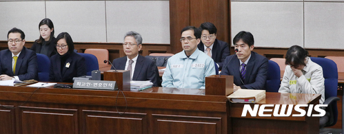 【서울=뉴시스】사진공동취재단 = 장시호, 김종, 최서원(최순실) 제1회 공판이 17일 서울 서초동 서울중앙지법에서 열린 가운데 최서원(최순실), 김종, 장시호가 피고인석에 앉아 있다. 2017.01.17. photo@newsis.com