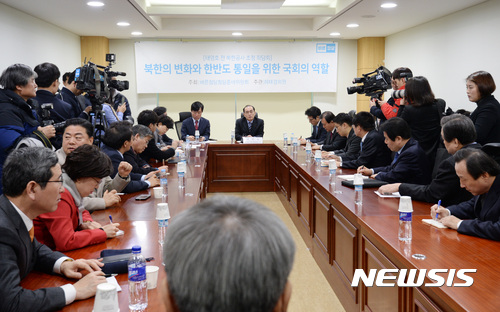 【서울=뉴시스】김진아 기자 = 태영호 전 주영 북한대사관 공사가 17일 오전 서울 여의도 국회 의원회관에서 열린 북한의 변화와 한반도 통일을 위한 국회의 역할 초청 좌담회에서 발언을 하고 있다. 2016.01.17.&nbsp; bluesoda@newsis.com