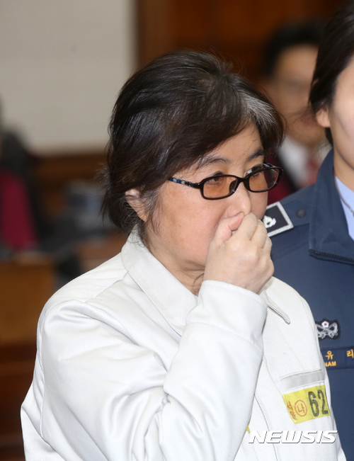 [서울=뉴시스]대법원이 안민석 전 더불어민주당 의원이 은닉 재산 의혹 등 허위사실을 유포해 피해를 입었다며 박근혜 정부 국정농단 핵심 인물 최서원(69·개명 전 최순실)씨가 제기한 손해배상 소송을 파기환송했다. 사진은 최씨 2017.01.17. (사진 = 뉴시스 DB) photo@newsis.com