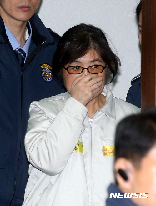 【서울=뉴시스】사진공동취재단 =&nbsp; 대법원은 안민석 전 더불어민주당 의원이 은닉 재산 의혹 등 허위사실을 유포해 피해를 입었다며 박근혜 정부 국정농단 핵심 인물 최서원(69·개명 전 최순실)씨가 제기한 손해배상 소송을 파기환송했다. 일부 발언은 명예훼손에 해당한다는 취지다. 최씨의 법률대리인 이경재 변호사는 대법원 판결에 대해 "허망한 깃발"이라면서도 "이를 반영해 최씨를 감형 등으로 석방해달라"는 입장을 밝혔다. 사진은 최씨. 2017.01.17. photo@newsis.com