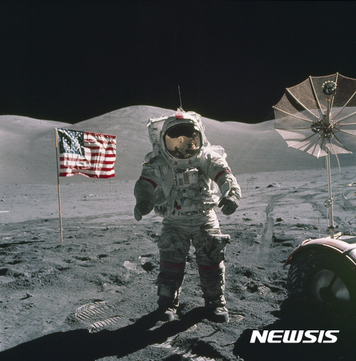 [나사·AP/뉴시스]아폴로 17호의 사령관 유진 서넌이 1972년 12월 달에 착륙해 서 있다. 2017.11.21