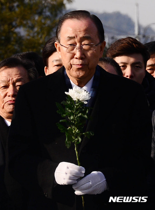 【김해=뉴시스】추상철 기자 = 반기문 전 유엔 사무총장이 17일 오전 경남 김해 봉하마을을 방문해 고 노무현 전 대통령의 묘소를 참배하고 있다. 2017.01.17.   scchoo@newsis.com